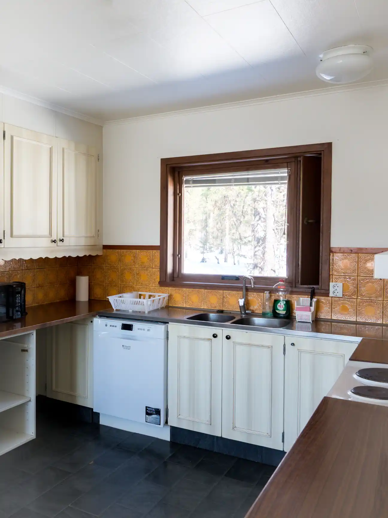 Fully-furnished kitchen