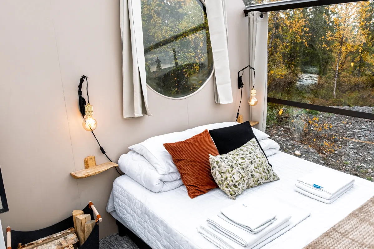 Double bed with reading lights and round window